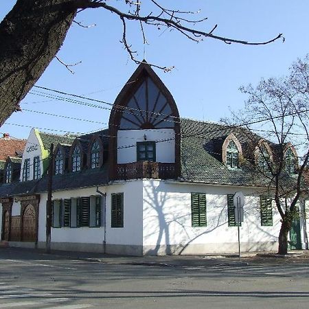 Gobe Csarda Hotel Oradea Exterior photo